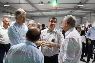 Membros do governo em conversa com o presidente da Suzano (Foto: Divulgação/Governo MS)