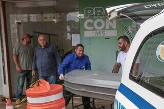 Funeraria retirando o corpo do empresário de dentro do prédio do Procon (Foto: Marcos Maluf) 