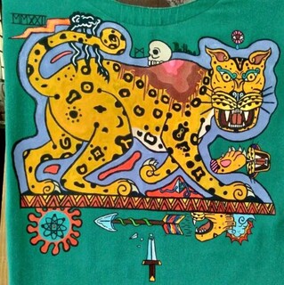 Pintura em tecido com tigre colorido e rodeado por figuras. (Foto: Arquivo pessoal)
