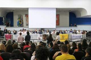 O atendimento às crianças foi analisado esta manhã, na Câmara. (Foto: Henrique Kawaminami)