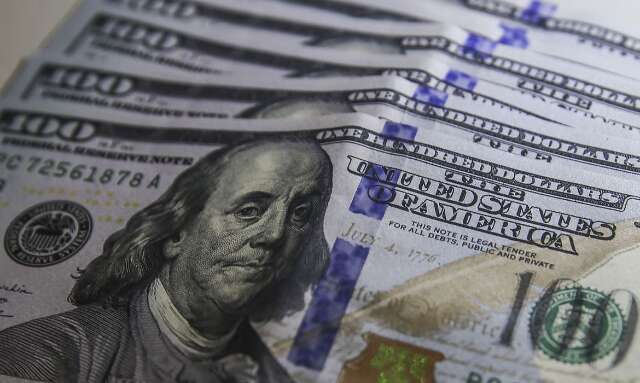 D&oacute;lar sobe para R$ 5,22, impulsionado por pol&iacute;ticas do exterior