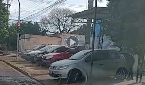 Revoltado, morador vandaliza carro estacionado em frente à garagem; veja  imagem