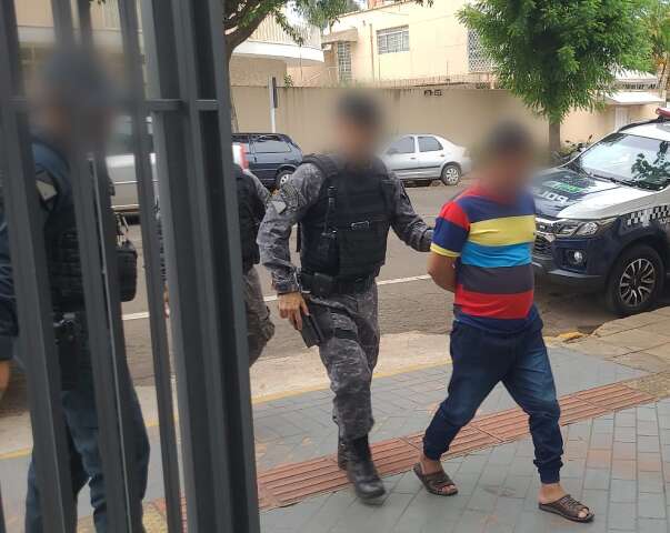 Vendedor abusa de menina enquanto pais provavam roupa