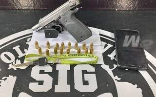 Pistola que estava com assassino confesso; polícia ainda procura arma do crime (Foto: Adilson Domingos)