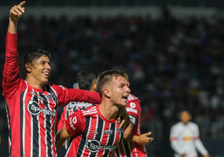 Jogadores do São Paulo comemoram a vítória contra o Inter de Limeira durante a noite desta quarta-feira (15). (Foto: Reprodução/@SãoPaulo_FC no Twitter)