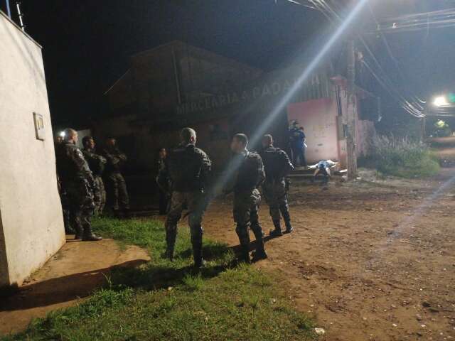 Homem &eacute; morto e outro baleado por dupla de moto 