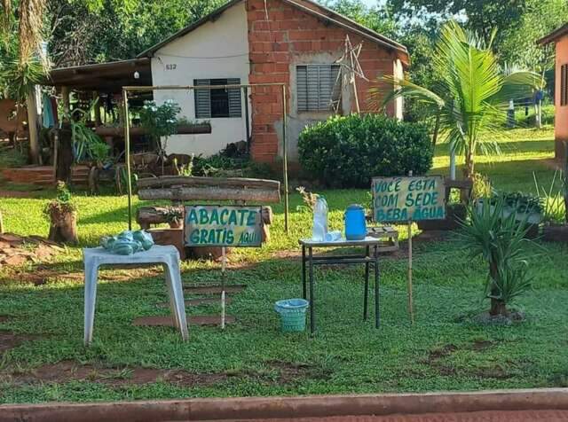 Gentileza com fruta e &aacute;gua &lsquo;assusta&rsquo; tanto que parece at&eacute; mentira