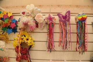 Tiaras e adereços de estrela, coração e borboleta para usar no cabelo. (Foto: Kísie Ainoã)