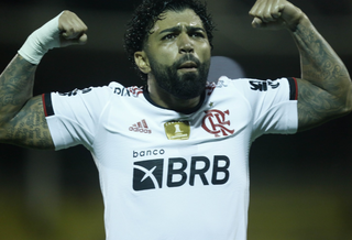 Gabigol comemora o segundo gol realizado em jogo contra Volta Redonda, na noite desta quarta-feira (15). (Foto: Gilvan de Souza/CRF)