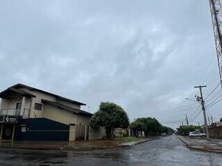 Chuva desta manhã no Jardim Água Boa, na região sul de Dourados (Foto: Helio de Freitas)