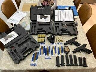 Armas e munições apreendidas pela PF na Operação Chapa Branca. (Foto: Divulgação/PF)
