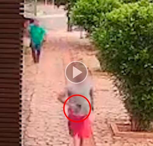 Homem &eacute; assaltado e corre gritando atr&aacute;s de suspeito no Centro