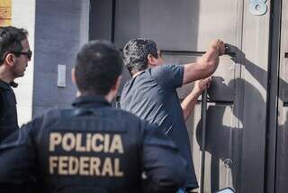 Policiais federais contaram com ajuda de chaveiro para abrir a casa onde mandado foi cumprido. (Foto: Marcos Maluf)