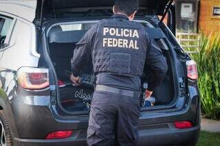 Policiais federais durante cumprimento de mandado de prisão em Campo Grande (Foto: Marcos Maluf)