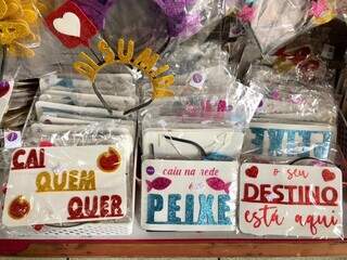 Na Rui Barbosa estabelecimento tem kits de placas e tiaras de EVA. (Foto: Jéssica Fernandes)