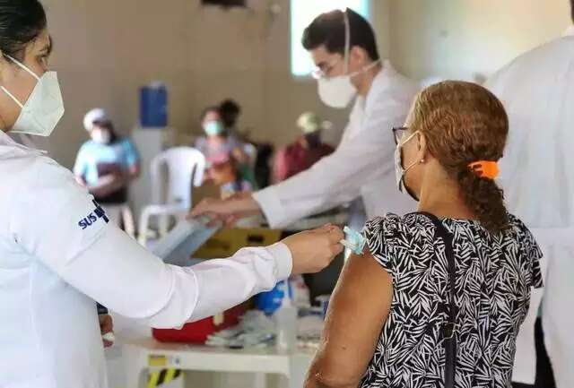 Idosos com 80 anos ou mais j&aacute; podem tomar vacina bivalente contra covid 