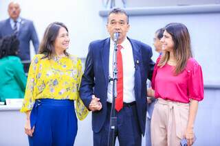 Vereadores Luiza Ribeiro e Ayrton Araújo e deputada federal Camila Jara, ambos do PT (Partido dos Trabalhadores), no plenário da Câmara Municipal de Campo Grande. (Foto: Divulgação/Marithê do Céu)