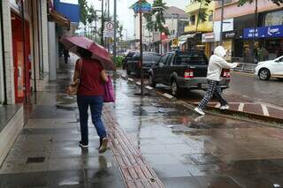 Moradores de Campo Grande lidam com a chuva no Centro da cidade, no início deste mês. (Foto: Kísie Ainoã)