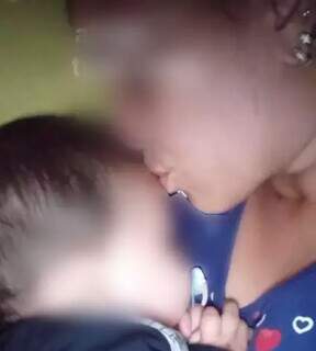 Mãe e filho em foto publicada nas redes sociais. (Foto: Reprodução)