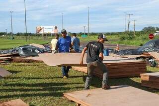 Caminh&atilde;o carregado com placas de MDF tomba e motorista sai ileso 