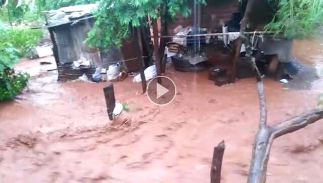 Chuva n&atilde;o para e alaga bairros e estradas em cidades da fronteira