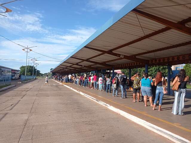 Frota de &ocirc;nibus reduzida provoca filas no terminal Aero Rancho