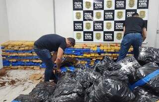 Policiais mineiros fazendo a contagem dos tabletes de maconha. (Foto: Divulgação | PCMG)