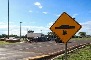 Caminh&atilde;o carregado com placas de MDF tomba e motorista sai ileso 