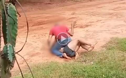 Vídeo mostra homem espancando esposa no meio da rua