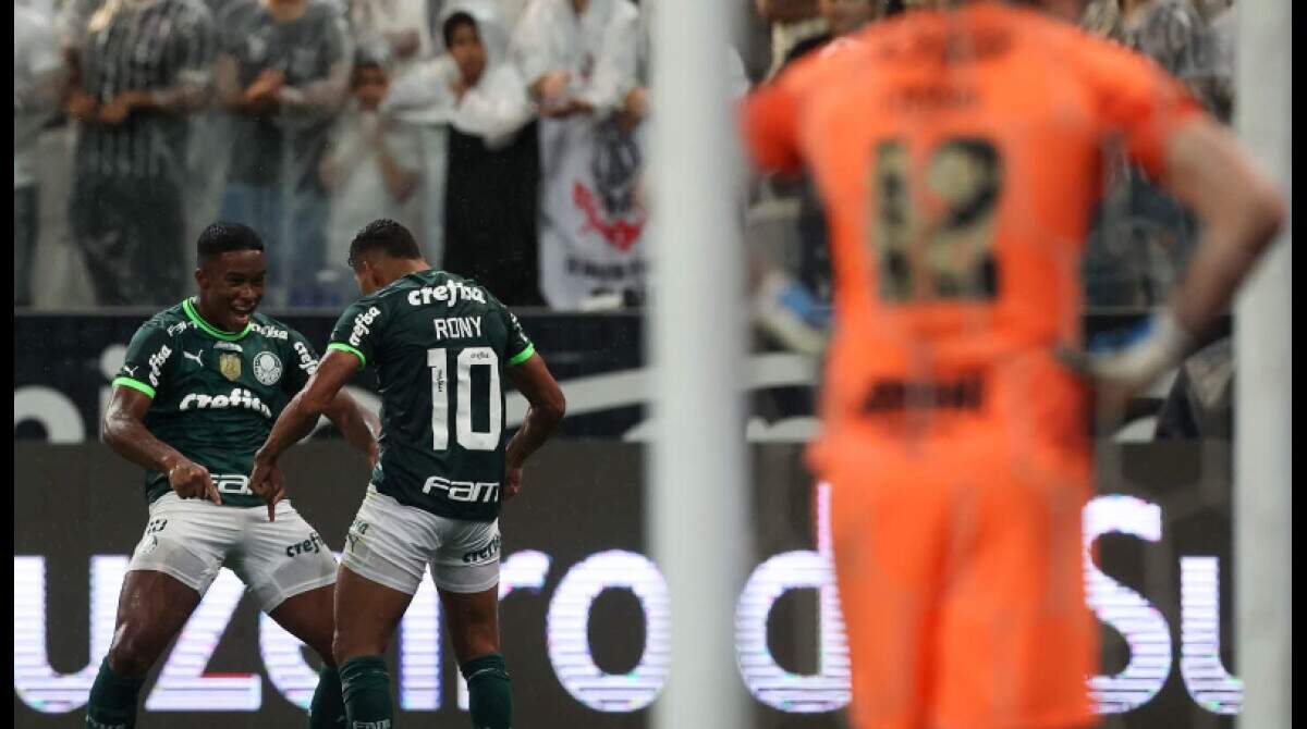 Corinthians vence o Goiás e empata com o Palmeiras na liderança do  Brasileirão - O Estado Online