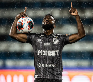 O camisa 30 do Santos, Stiven Mendoza, comemora o gol que fez contra o Santo André na noite desta quinta-feira (16). (Foto: Reprodução/@Santos_FC)