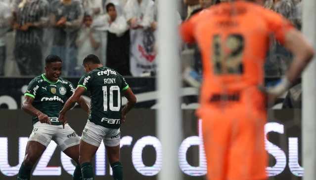 Palmeiras empata com Corinthians e segue na lideran&ccedil;a do Estadual