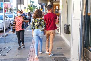 Casal andando na Rua 14 de Julho, em Campo Grande (Foto: Paulo Francis)