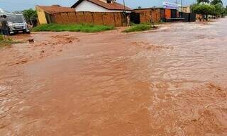 Rua alagada no município de Ribas do Rio Pardo, após chuvas desta semana. (Foto: Notícias do Cerrado/Reprodução)