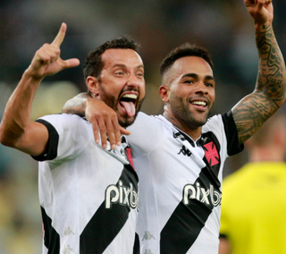 Alex Teixeira e Pedro Raul comemoram os gols que marcaram em partida contra o Botafogo, nesta quinta-feira (16). (Foto: Reprodução/@Vasco no Twitter)