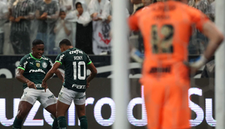 Jogadores do Palmeiras comemoram o segundo gol de Rony, camisa 10, contra o Corinthians na noite desta quinta-feira (16). (Foto: Reprodução/@Palmeiras no Twitter)