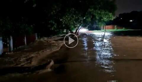 Forte chuva atinge Ponta Porã e deixa moradores ilhados