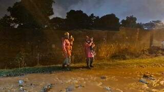 Bombeiros resgatam bebês após chuva causar alagamento (Foto: Direto das Ruas)