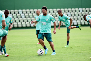 Atacante Henrique Almeida conduzindo bola no treino (Foto: Divulgação/América)