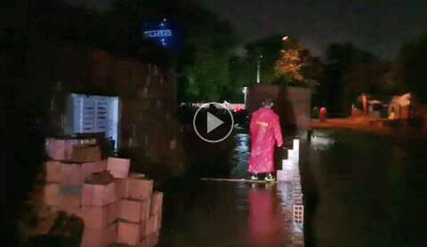 Em noite de chuva torrencial, resgate de famílias ilhadas invade madrugada