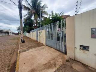 Casa de Maria Fernanda terá venda de Vodka apenas pelas grades do portão. (Foto: Aletheya Alves)