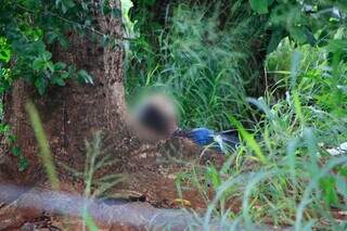 Corpo foi encontrado em terreno baldio no Jardim Leblon. (Foto: Alex Machado)