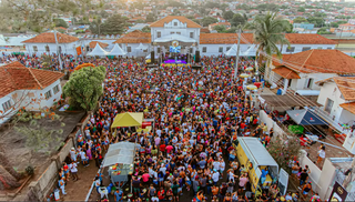 Esplanada é tomada por foliões durante o Carnaval de rua em Campo Grande. (Foto: Vaca Azul)