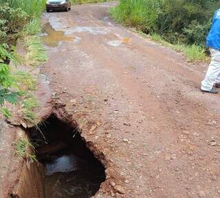 Buraco aberto pela chuva em estrada no distrito de Nova Itamarati (Foto: Direto das Ruas)