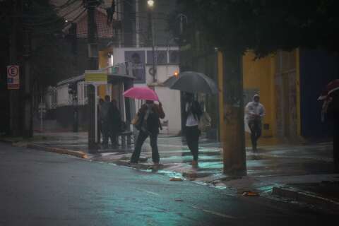 Sexta amanhece chuvosa e fria, com alerta de tempestade 