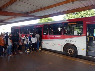 Ônibus &#34;080&#34; superlotado no Terminal Aero Rancho, em Campo Grande. (Foto: Direto das Ruas)