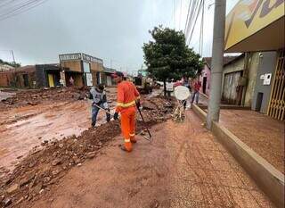 Trabalhadores limpam rua destruída pela chuva em Ponta Porã (Foto: Divulgação)