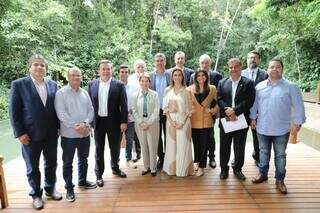 Deputados, senadores e membros do governo que participaram do encontro (Foto: Divulgação/Governo MS)