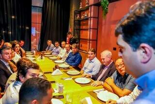 Pratos vazios durante reunião com a bancada federal na sexta-feira. (Foto: Edson Ribeiro/Assomasul)