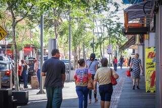 Clientes caminham pelo Centro de Campo Grande. (Foto: Henrique Kawaminami)